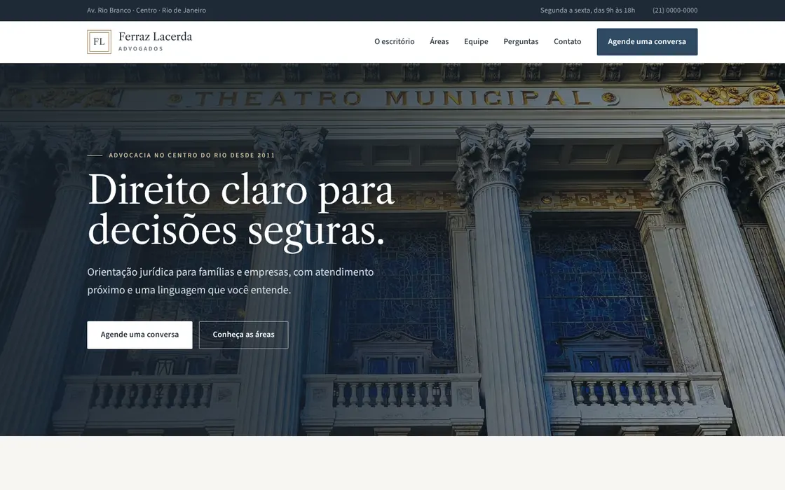 Página inicial do escritório fictício Ferraz Lacerda Advogados, no estilo Clássico, com a abertura Fachada.